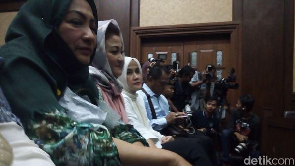 Foto: Tak Ada Idrus di Samping Ny Deisti Saat Hadiri Sidang Novanto