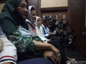 Foto: Tak Ada Idrus di Samping Ny Deisti Saat Hadiri Sidang Novanto