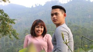 Ely Sugigi Lengket Lagi dengan Cowok Muda dan Kece, Nggak Kapok?