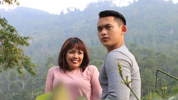 Ely Sugigi Lengket Lagi dengan Cowok Muda dan Kece, Nggak Kapok?