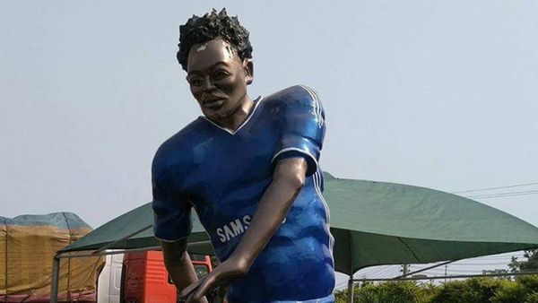 Patung Konyol Michael Essien Bikin Netizen Terpingkal