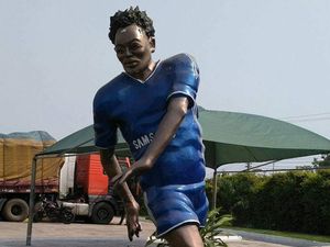 Essien Senasib Ronaldo dan Maradona... Terkait Patung