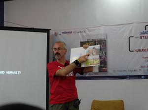 Stefano Romano Berbagi Cerita tentang Buku Fotografi Kampungku Indonesia