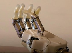 Ilmuwan Kembangkan Tangan Bionik Luke Skywalker yang Bisa Rasakan Sentuhan