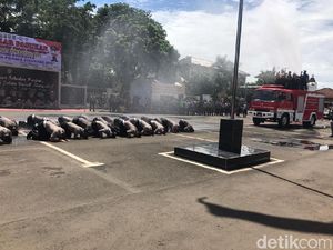 Naik Pangkat, 28 Polisi di Tangerang Disiram Pakai Mobil Damkar