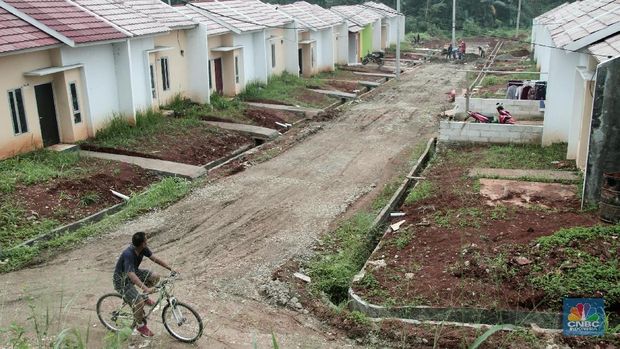 Awal Desember 2017, Kementerian Pekerjaan Umum dan Perumahan Rakyat (PUPR) mencatat capaian Program Satu Juta Rumah sebanyak 765.120 unit rumah, didominasi oleh pembangunan rumah bagi  masyarakat berpenghasilan rendah (MBR) sebesar 70 persen, atau sebanyak 619.868 unit, sementara rumah non-MBR yang terbangun sebesar 30 persen, sebanyak 145.252 unit.Program Satu Juta Rumah yang dicanangkan oleh Presiden Joko Widodo, sekitar 20 persen merupakan rumah yang dibangun oleh Kementerian PUPR berupa rusunawa, rumah khusus, rumah swadaya maupun bantuan stimulan prasarana dan utilitas (PSU), 30 persen lainnya dibangun oleh pengembang perumahan subsidi yang mendapatkan fasilitas KPR FLPP, subsisdi selisih bunga dan bantuan uang muka. Selebihnya dipenuhi melalui pembangunan rumah non subsidi oleh pengembang.Ketua Umum Asosiasi Pengembang Perumahan dan Pemukiman Seluruh Indonesia (Apersi) Junaidi Abdillah mengungkapkan, rumah tapak masih digemari kelas menengah ke bawah.Kontribusi serapan properti oleh masyarakat menengah ke bawah terhadap total penjualan properti mencapai 70%.Serapan sebesar 200.000 unit ini, akan terus meningkat pada tahun 2018 menjadi 250.000 unit.
