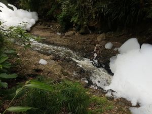Gunungan Busa di Batu Diselidiki, Dugaan Karena Sampo