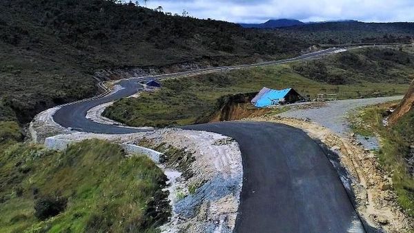 Penampakan Jalan Berbahaya di Indonesia
