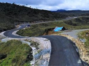 Penampakan Jalan Berbahaya di Indonesia