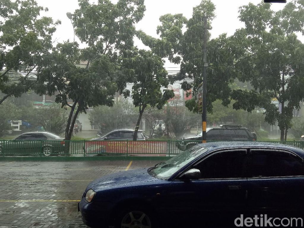 Hujan Badai Melanda Kota Bandung