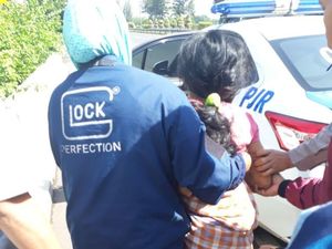 Video: Seorang Ibu Melahirkan di Mobil Patroli Polisi