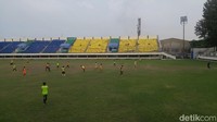 Kursi-kursi tribun Timur saat ini masih dalam perbaikan, tapi lapangan masih tetap dapat digunakan untuk latihan seperti biasanya. (Foto: Angling Adhitya Purbaya/detikSport)