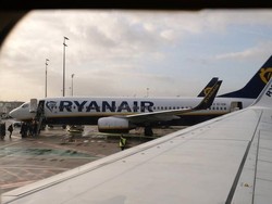 Muak dengan Delay, Penumpang Pesawat Keluar dari Pintu Darurat