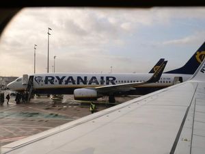 Muak dengan Delay, Penumpang Pesawat Keluar dari Pintu Darurat Muak dengan Delay, Penumpang Pesawat Keluar dari Pintu Darurat