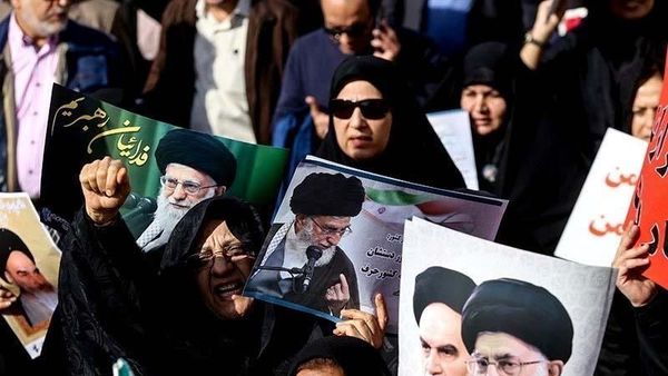 Massa Pro Pemerintah Iran Gelar Demo Tandingan