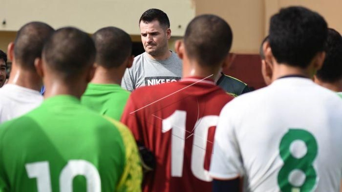 Simon McMenemy menunggu jawaban Persija dan PSM terkait pemanggilan pemain untuk pemusatan latihan di Australia. Foto: M Risyal Hidayat/ANTARA FOTO