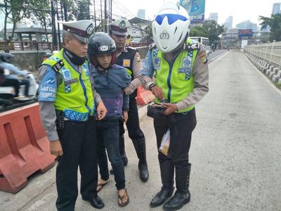Pemotor Bawa Ganja Nyelonong Masuk Busway dan Tabrak Polisi