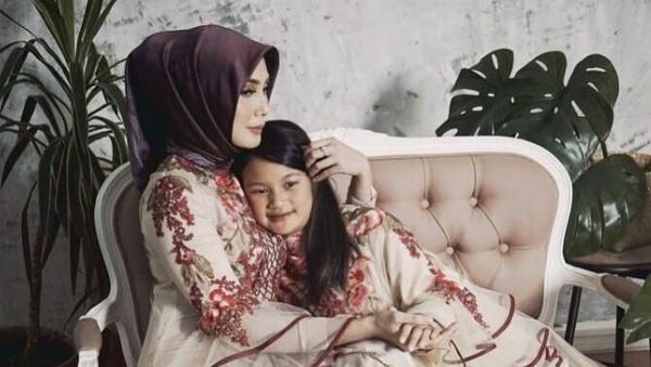 Foto: Cantiknya Fenita Arie Saat Pemotretan dengan Hijab