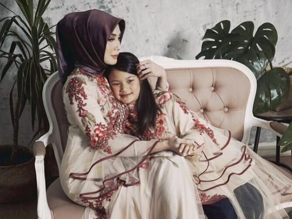 Foto: Cantiknya Fenita Arie Saat Pemotretan dengan Hijab