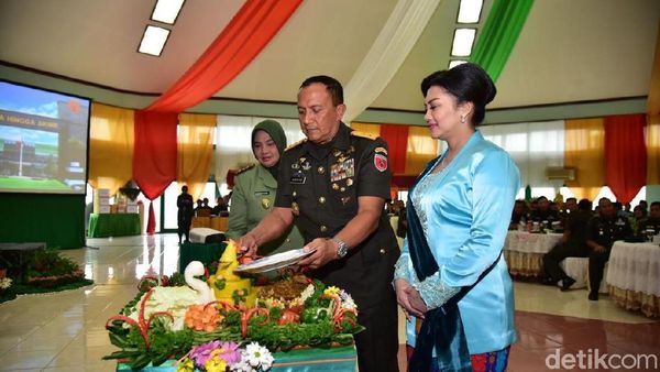 Foto-foto Terbaru Bella Saphira dan Sang Suami Mayjen Agus