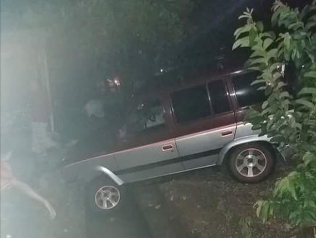 Pengemudi Tak Hati-hati, Sebuah Mobil Nyemplung Selokan di Ponorogo