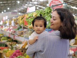 Intip Nih, Atiqah Hasiholan Bikin Sate Lilit untuk MPASI Salma