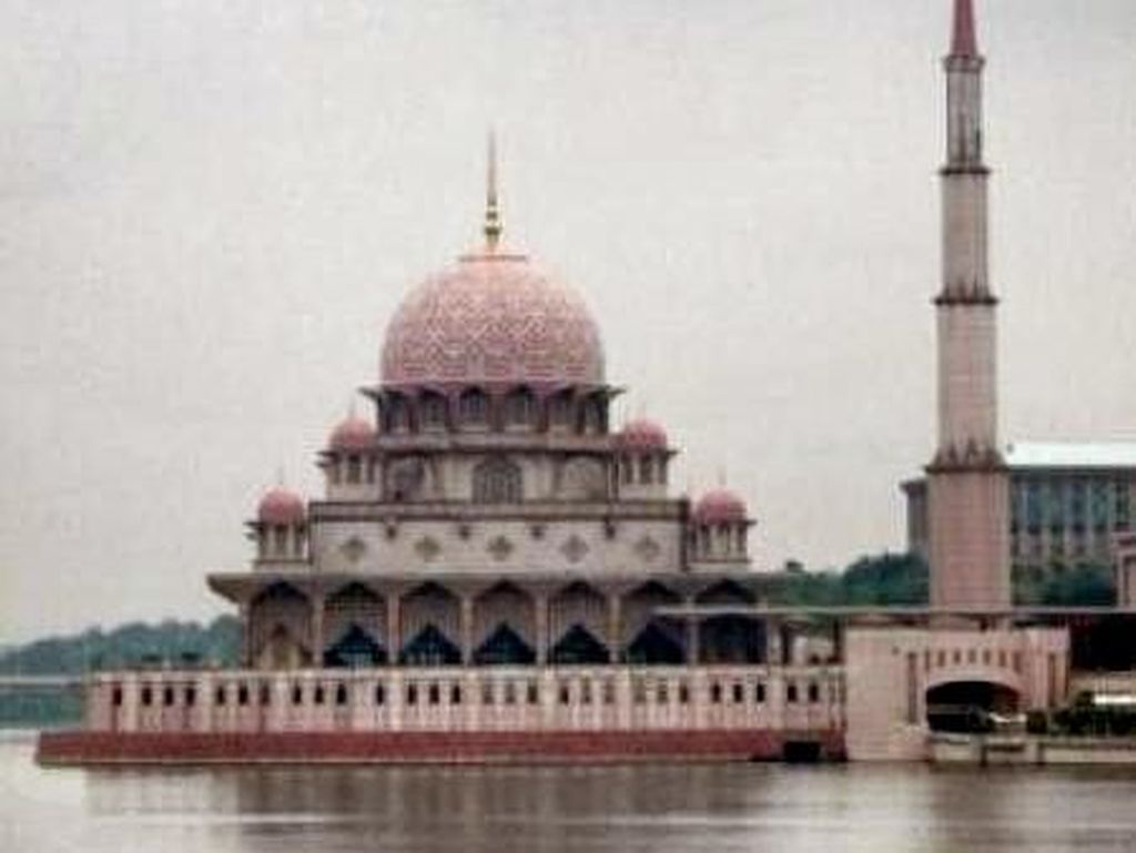 Dikelilingi Danau, Berwarna Pink, Ini Dia Masjid Putra di Malaysia.