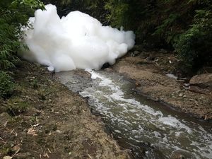 Warga Batu Dibuat Heboh Munculnya Gunungan Busa di Sungai