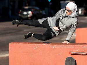 Ini Sara Mudallal, Hijabers Muda yang Populer karena Jago Parkour