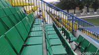 Kursi-kursi tanpa jarak antarkursi sehingga tak menyisakan ruang buat kaki itu berada di tribun Timur Stadion Citarum. (Foto: Angling Adhitya Purbaya/detikSport)