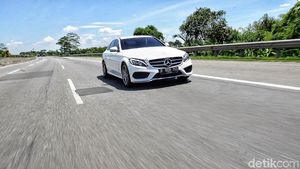 Ngebut dengan Mercedes-Benz C200 AMG Line