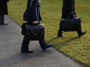 Ini Nuclear Football, Tombol Nuklir yang Dibanggakan Trump