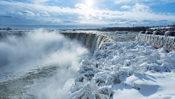 Cantiknya! Air Terjun Niagara Membeku, Ini Penampakannya