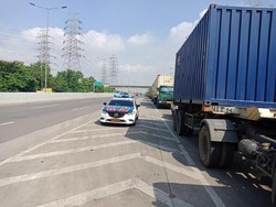 Ini Alasannya Mobil Patroli Polisi Suka Berhenti di Bahu Jalan Tol