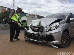 Mobil Tabrak Tiang Jembatan Rel Kereta Matraman, Penumpang Pingsan