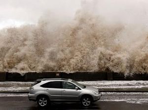 Foto-foto Epik Ombak Tinggi Hantam Daratan di Prancis dan Inggris