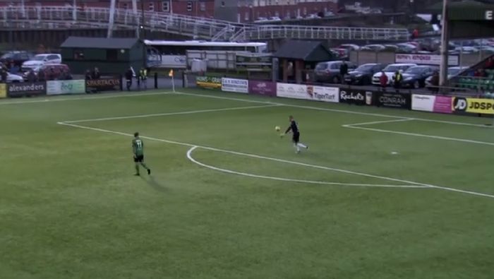 Kiper Lee Izzi mencetak gol pembuka 2018 di Wales lewat tembakan dari area gawang sendiri (Foto: Screenshot Facebook) Kiper Lee Izzi mencetak gol pembuka 2018 di Wales lewat tembakan dari area gawang sendiri (Foto: Screenshot Facebook)
