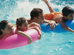 Bayi-bayi di Mesir Diajarkan Berenang dan Menyelam