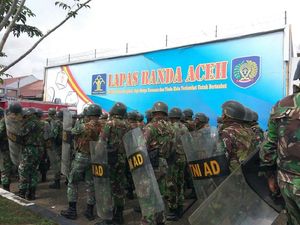 Foto: LP Aceh Mencekam! TNI-Polri Diterjunkan Redam Kerusuhan Napi