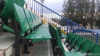Ketiadaan ruang kaki membuat penonton laga PSIS Semarang vs Pusat Pendidikan dan Latihan Mahasiswa (PPLM) Jakarta pada akhir Desember lalu sampai harus jongkok di kursinya. (Foto: Angling Adhitya Purbaya/detikSport)