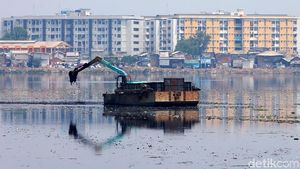 Waduk Pluit Dikeruk