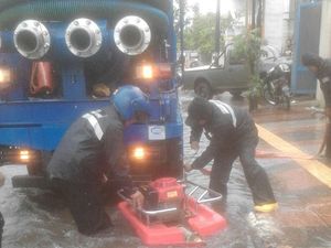 2 Jam Hujan Badai, Cileuncang Genangi Jalanan Kota Bandung