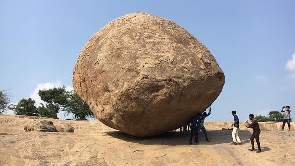 Foto: Batu Melawan Gravitasi di India