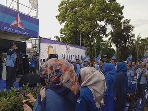 Jelang Pidato Politik SBY, Kader Padati Kantor DPC Demokrat Cibinong Jelang Pidato Politik SBY, Kader Padati Kantor DPC Demokrat Cibinong