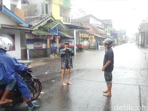 Hujan 1 Jam, Jalanan di Kota Malang Tergenang Banjir