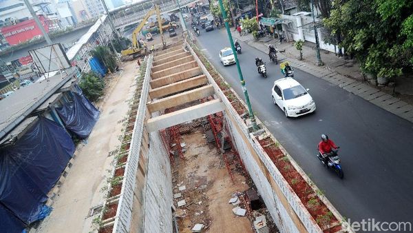 Melihat Pembangunan Underpass Matraman yang Molor
