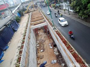 Melihat Pembangunan Underpass Matraman yang Molor