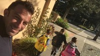 Setelah pensiun dari sepakbola pada 2015, Del Piero tentu punya lebih banyak waktu untuk keluarganya. Ini salah satu contohnya, di mana ia mengantar ketiga anaknya sekolah. (Foto: Instagram @alessandrodelpiero)