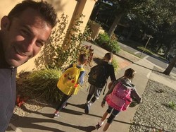Setelah pensiun dari sepakbola pada 2015, Del Piero tentu punya lebih banyak waktu untuk keluarganya. Ini salah satu contohnya, di mana ia mengantar ketiga anaknya sekolah. (Foto: Instagram @alessandrodelpiero)