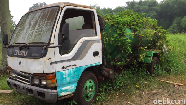 Truk Tangki Air Diselumuti Tanaman